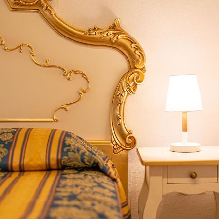 Ca' Leoncino - Venice Canal Front Apartment Luaran gambar