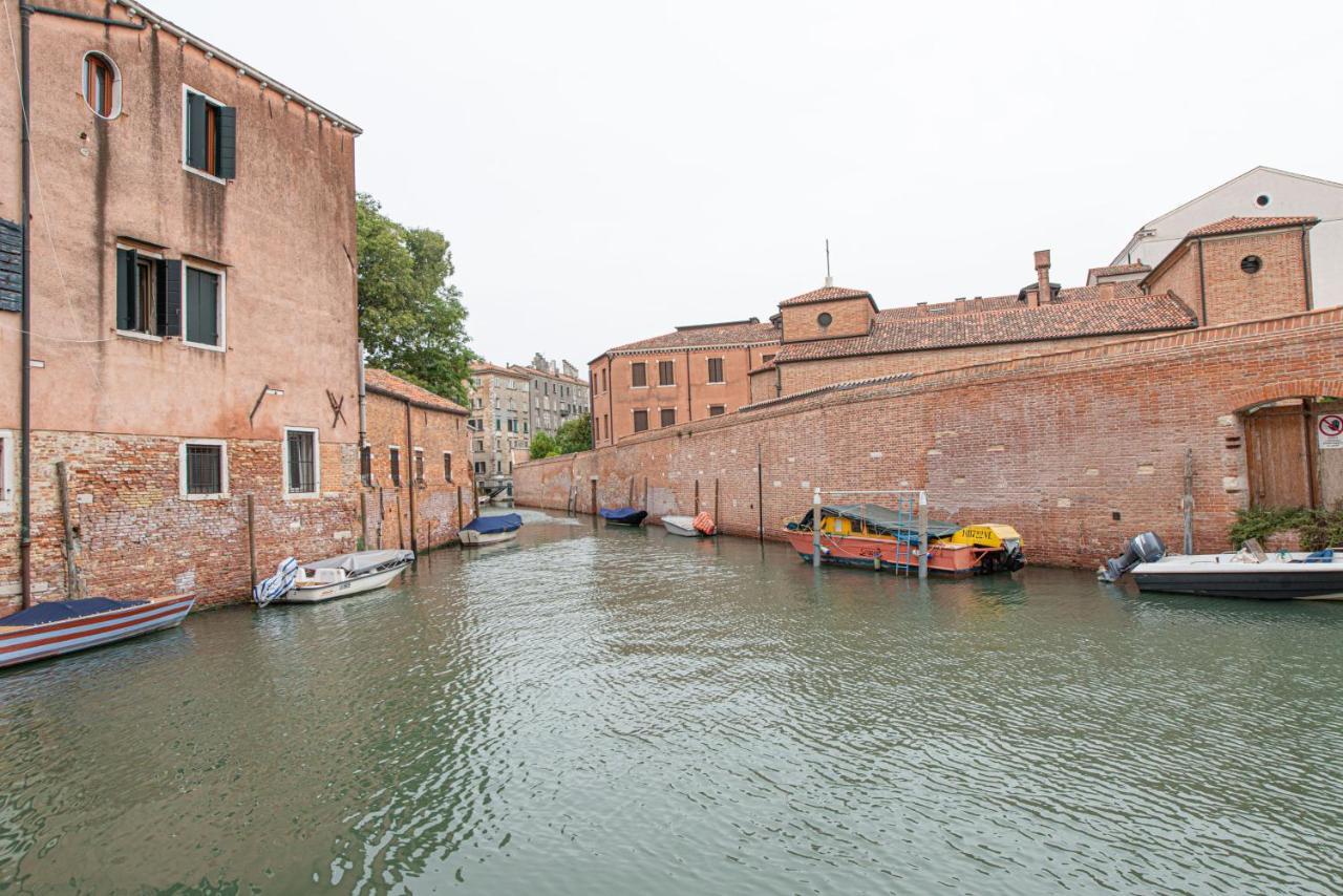 Ca' Leoncino - Venice Canal Front Apartment Luaran gambar