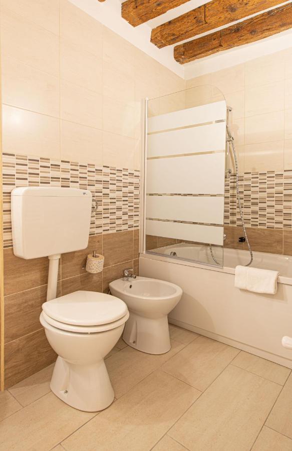Ca' Leoncino - Venice Canal Front Apartment Luaran gambar