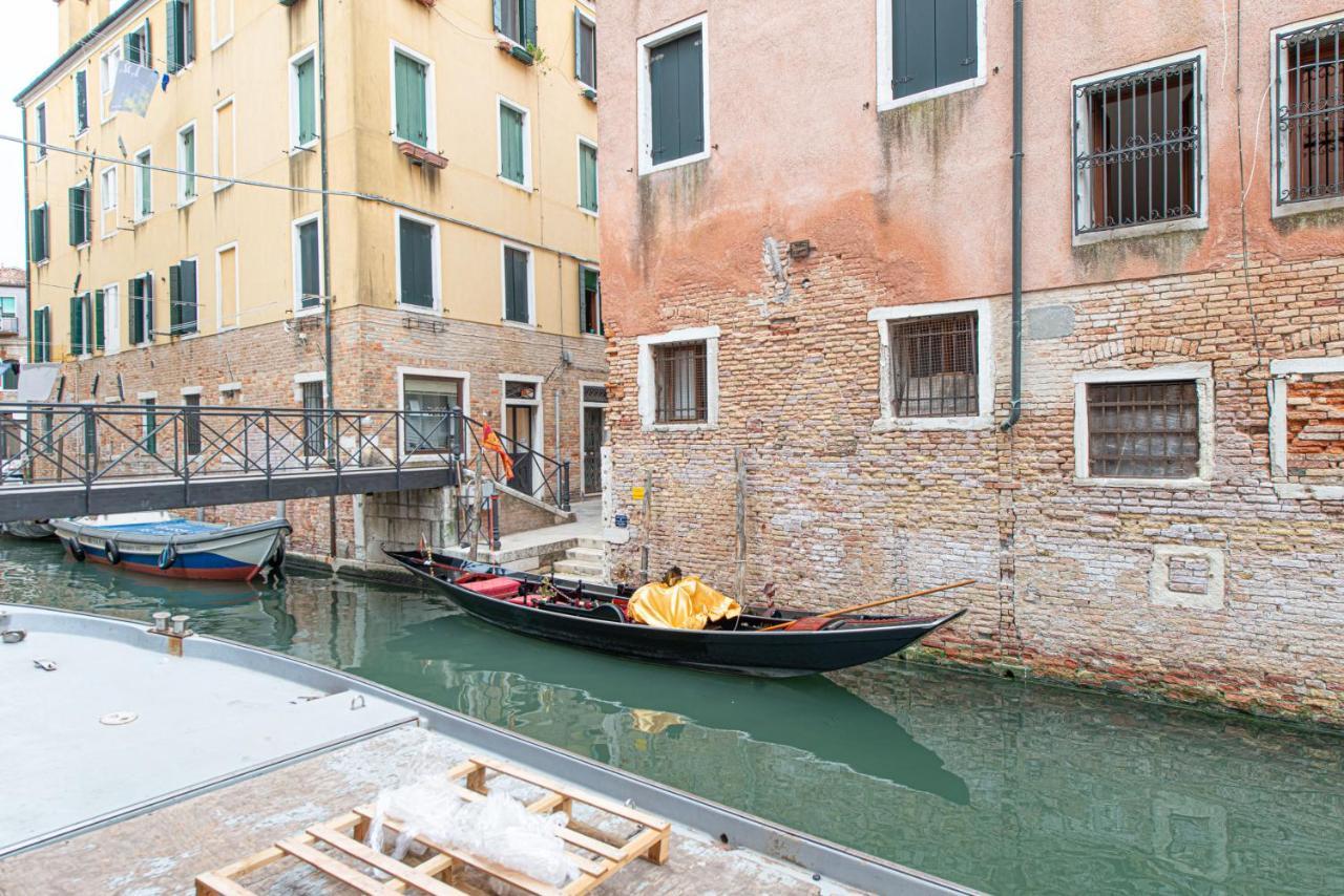 Ca' Leoncino - Venice Canal Front Apartment Luaran gambar