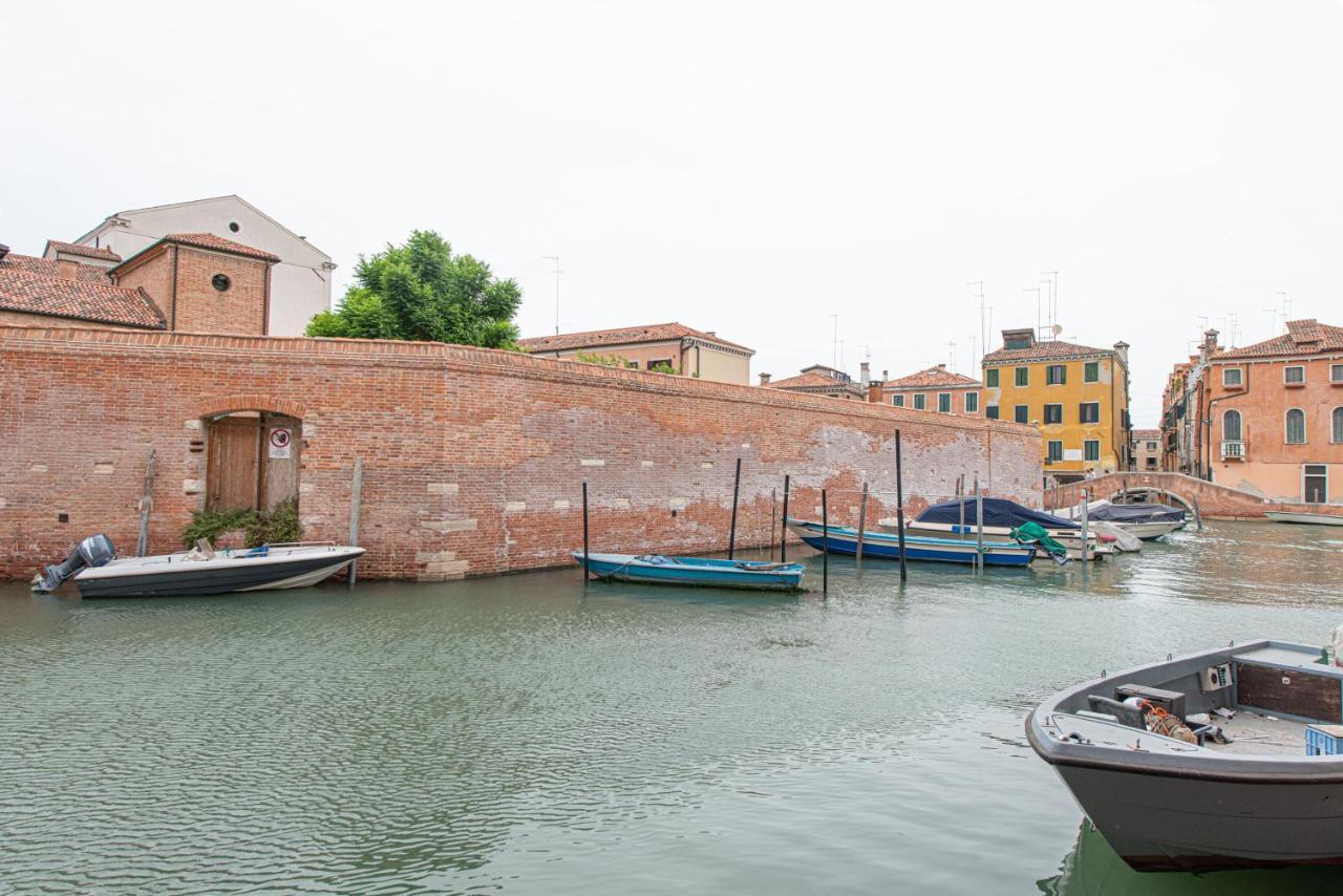 Ca' Leoncino - Venice Canal Front Apartment Luaran gambar