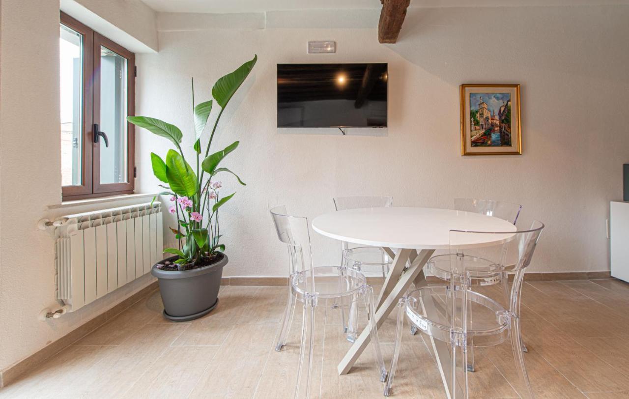 Ca' Leoncino - Venice Canal Front Apartment Luaran gambar