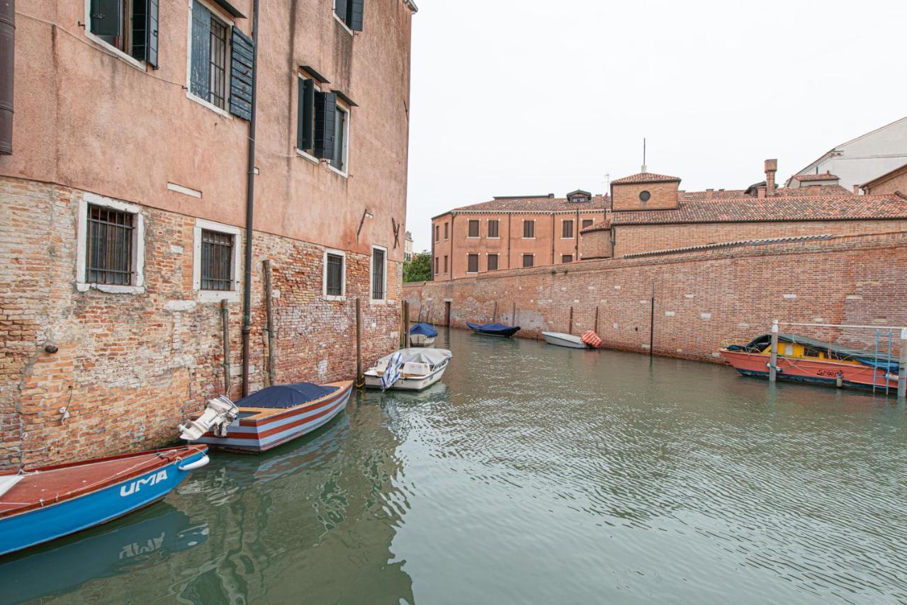 Ca' Leoncino - Venice Canal Front Apartment Luaran gambar