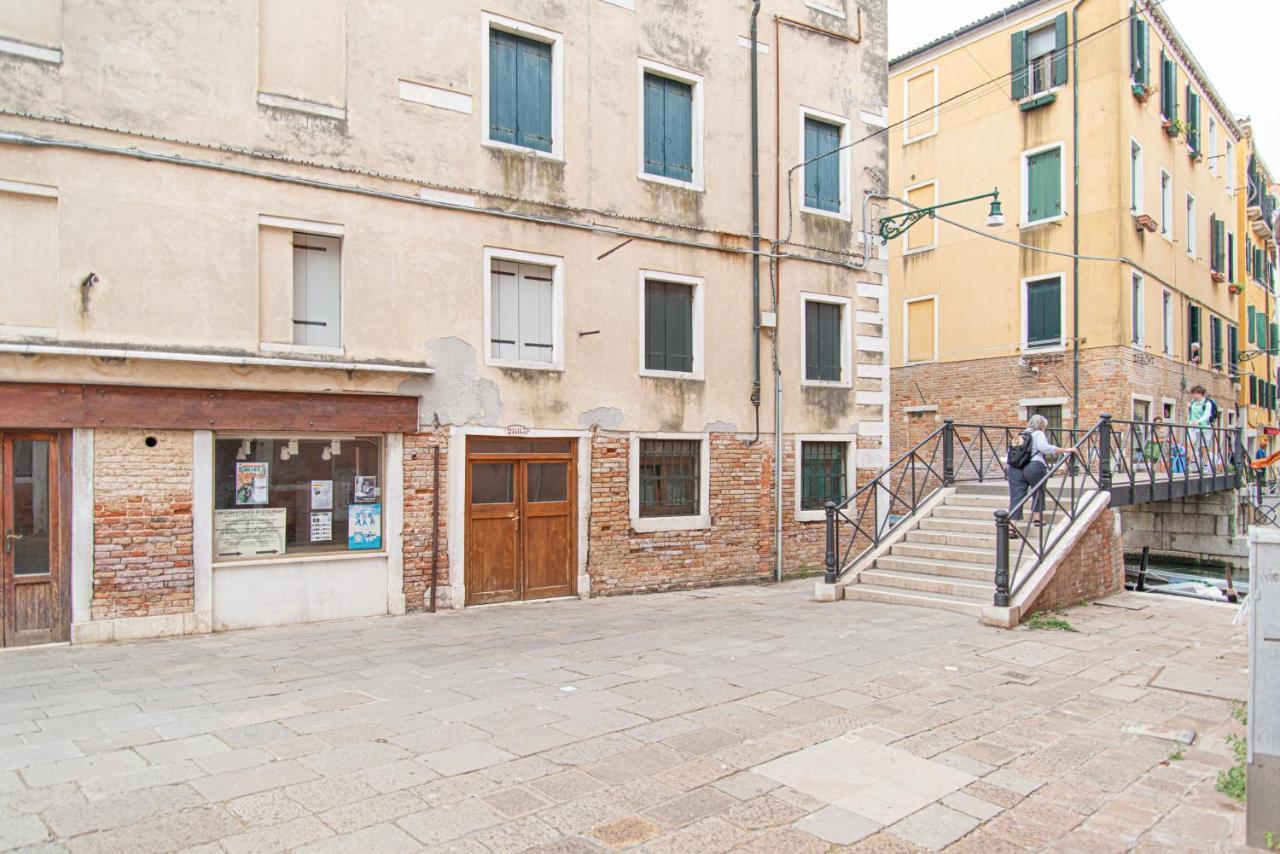 Ca' Leoncino - Venice Canal Front Apartment Luaran gambar